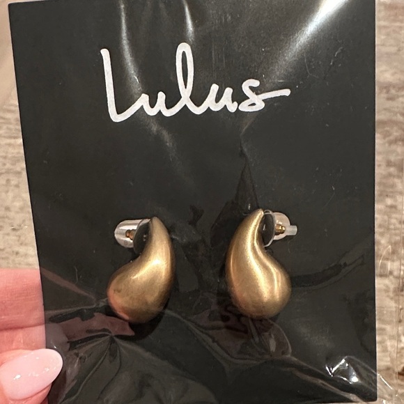 Lulus Accessories - Lulu's Metallic Gold Drop Earrings